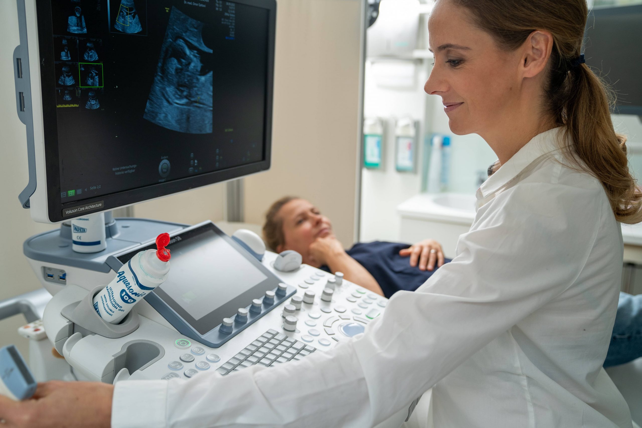 Frauenärztin in München bei einer Ultraschalluntersuchung einer schwangeren Frau
